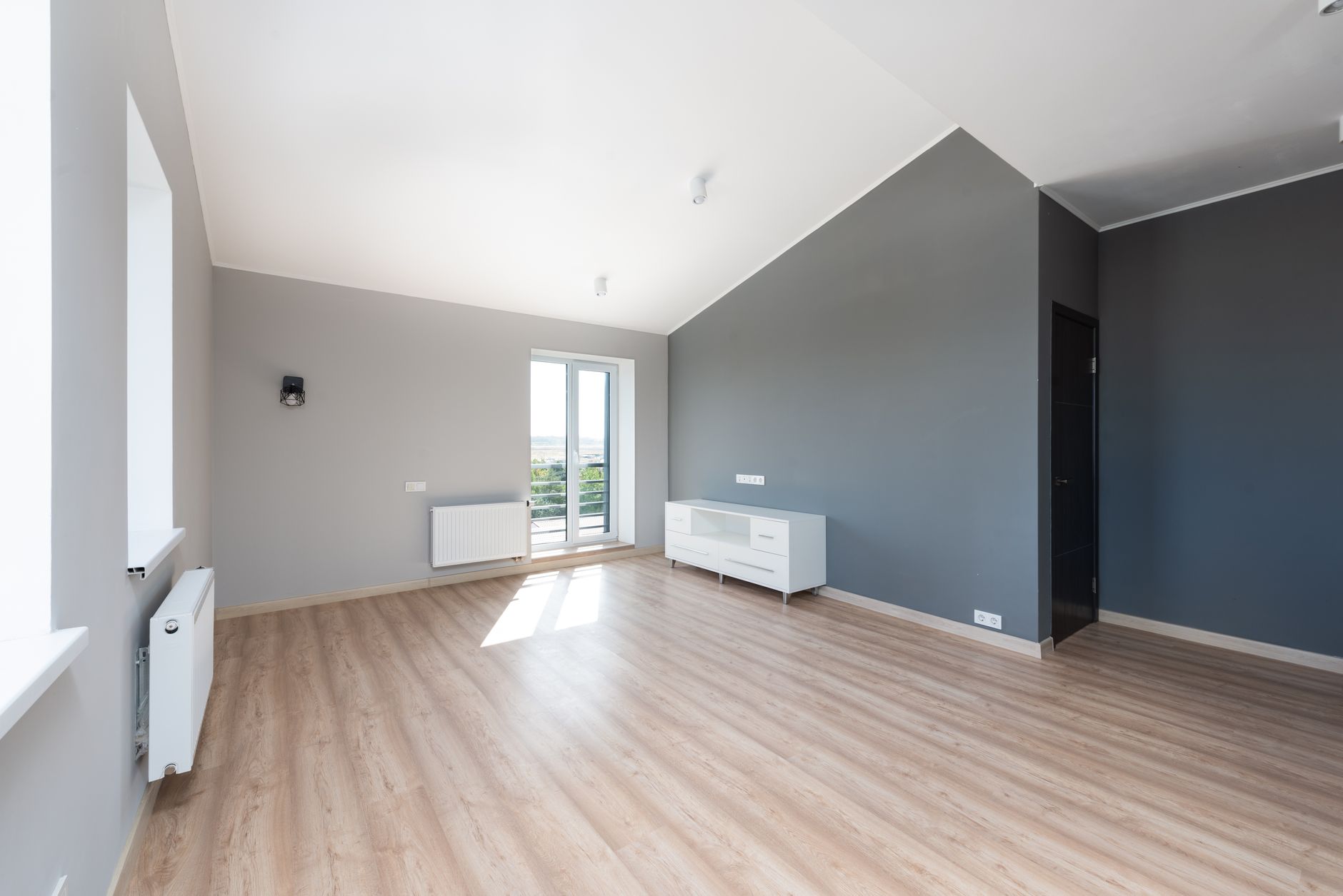 Salon résidentiel fraîchement peint avec mur d'accent gris ardoise et plancher de bois, Montréal